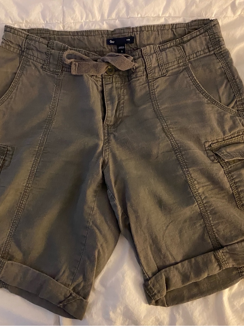 Women's grey linen low rise cargo shorts